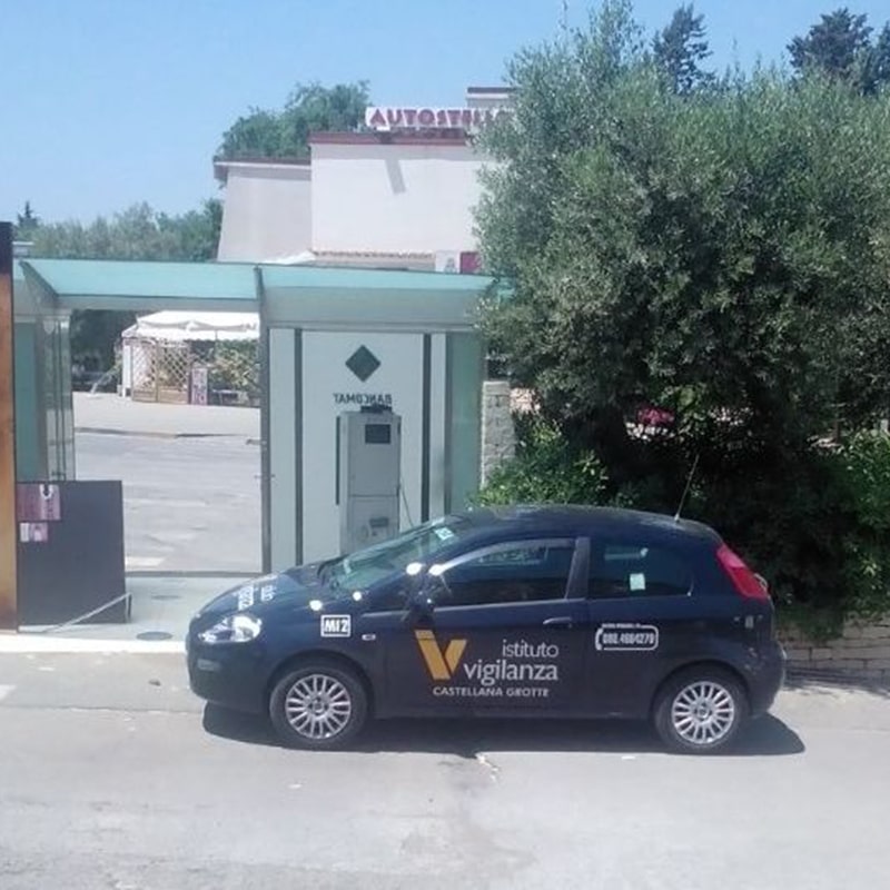 Auto Istituto Vigilanza controllo bancomat Castellana Grotte